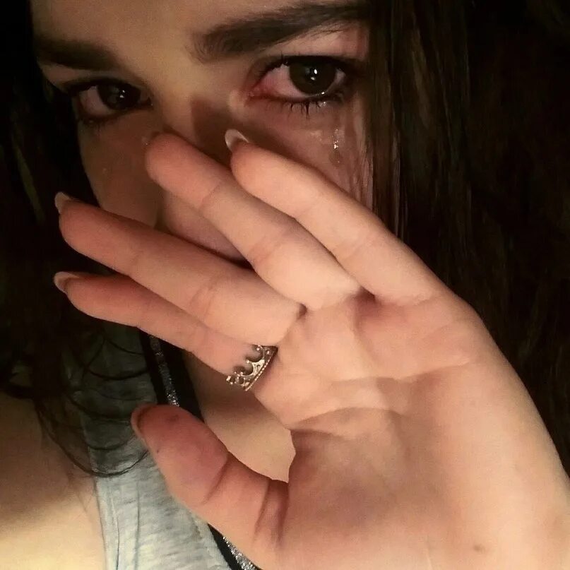 Грустная плачущая девушка. Грустная девушка. Девушка в слезах. Ава девушки плачет. Грустная девушка.