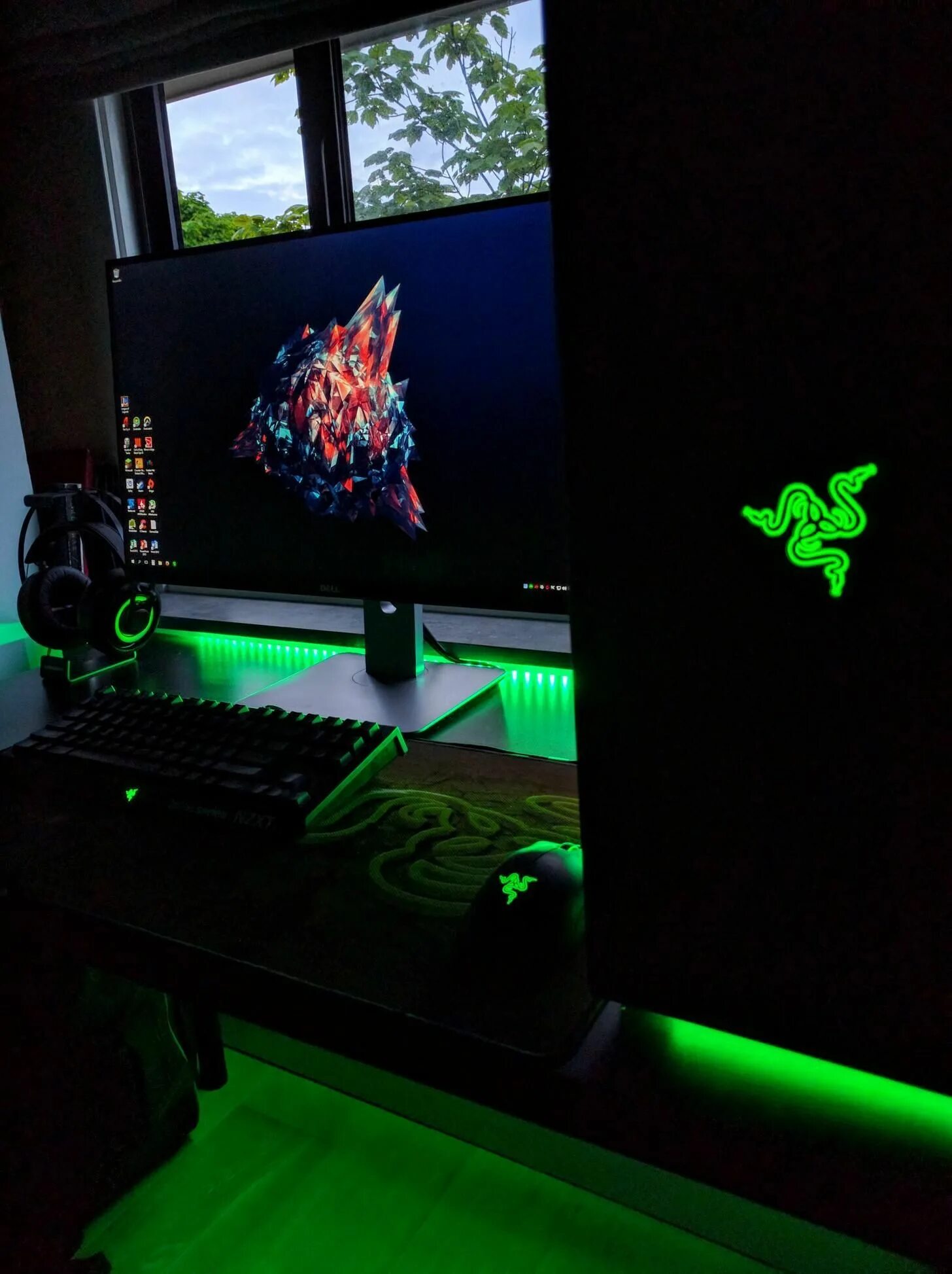 Razer setup. Стол рейзер. геймерская комната razer. игровой компьютер razer. игровой стол razer.