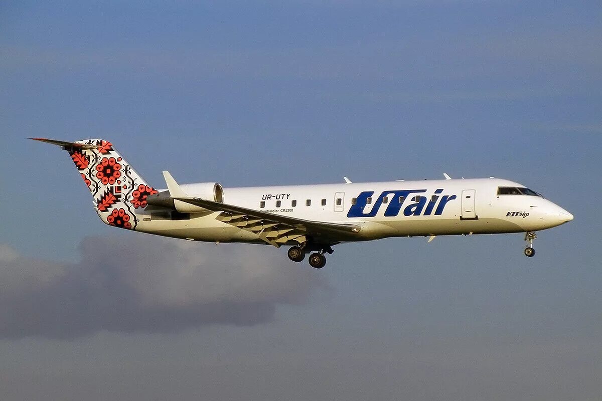 Bombardier crj 200. Бомбардье CRJ-100/200. Бомбардир CRJ 200. Canadair CRJ 200 самолет.