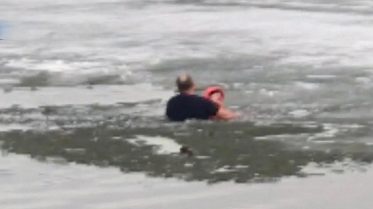 Провалилась под лед девочка в Екатеринбурге. Девушка провалилась под лед. Девушку которую унесло под лед. Видео крещения утонула женщина
