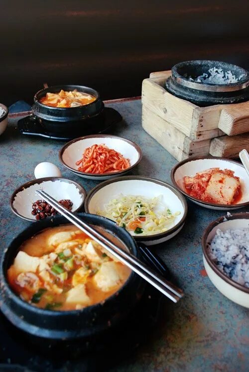 Корейский ужин. Корейская еда. Кухня Южной Кореи. Корейская посуда для еды. Обед корейцев.