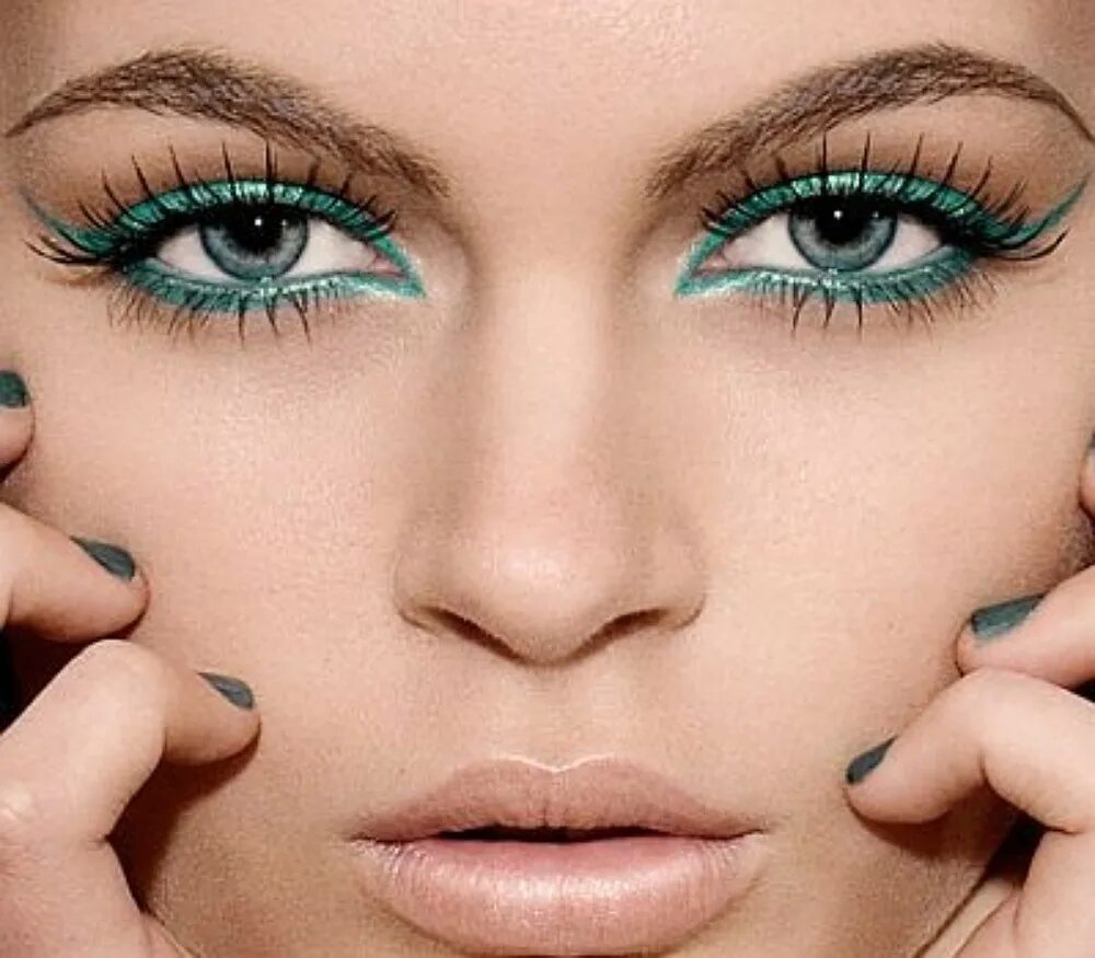 Https cantik fun. Макияж глаз. Красивый макияж. Макияж с подводкой. Красивый макияж для зеленых глаз.