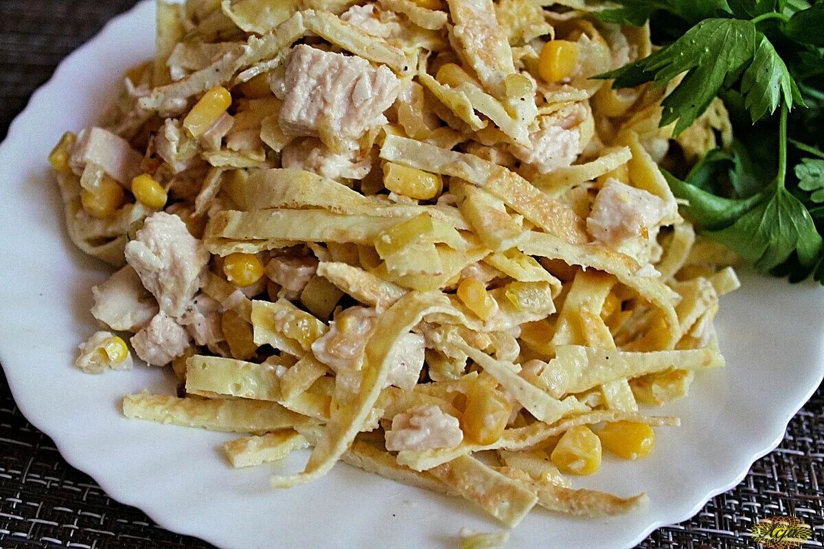 Салат с яичными блинами. Яичные блины с копченой курицей. Блинный салат с копченой курицей. Салат с яичными блинчиками и копченой. Начинка для блинчиков с копчёной курицей.