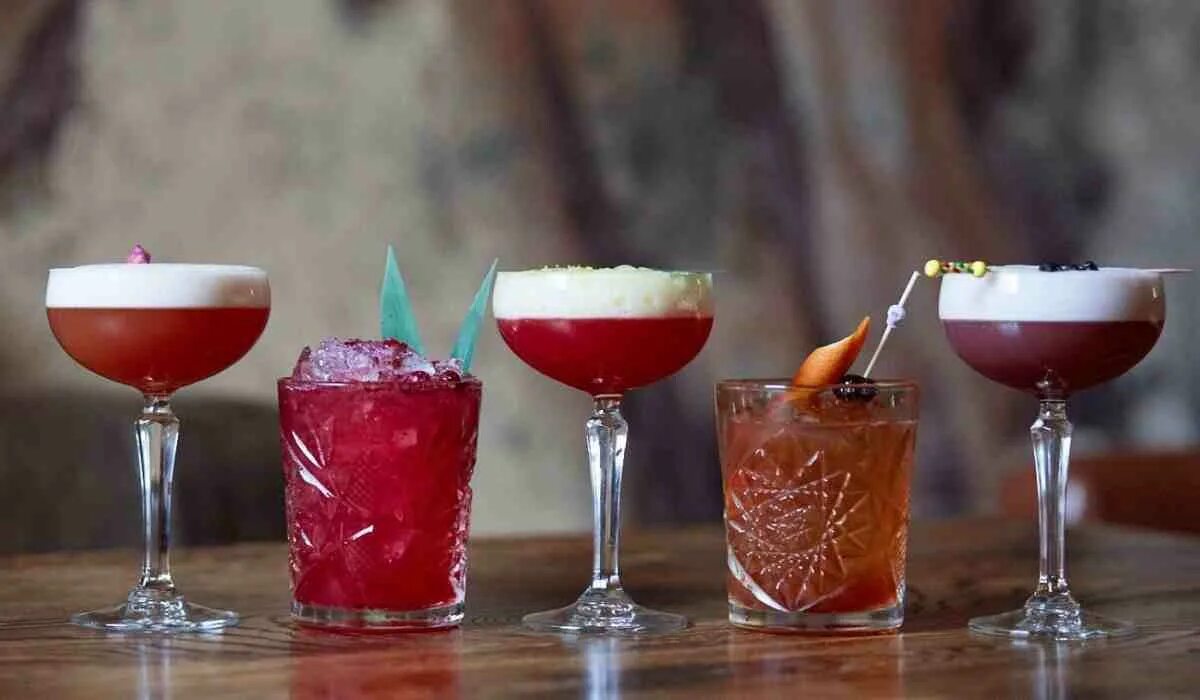 Барракуда коктейль. Коктейли на барной стойке. Коктейли международной ассоциации барменов. Бармен повтори. Лучший официант сибирь.