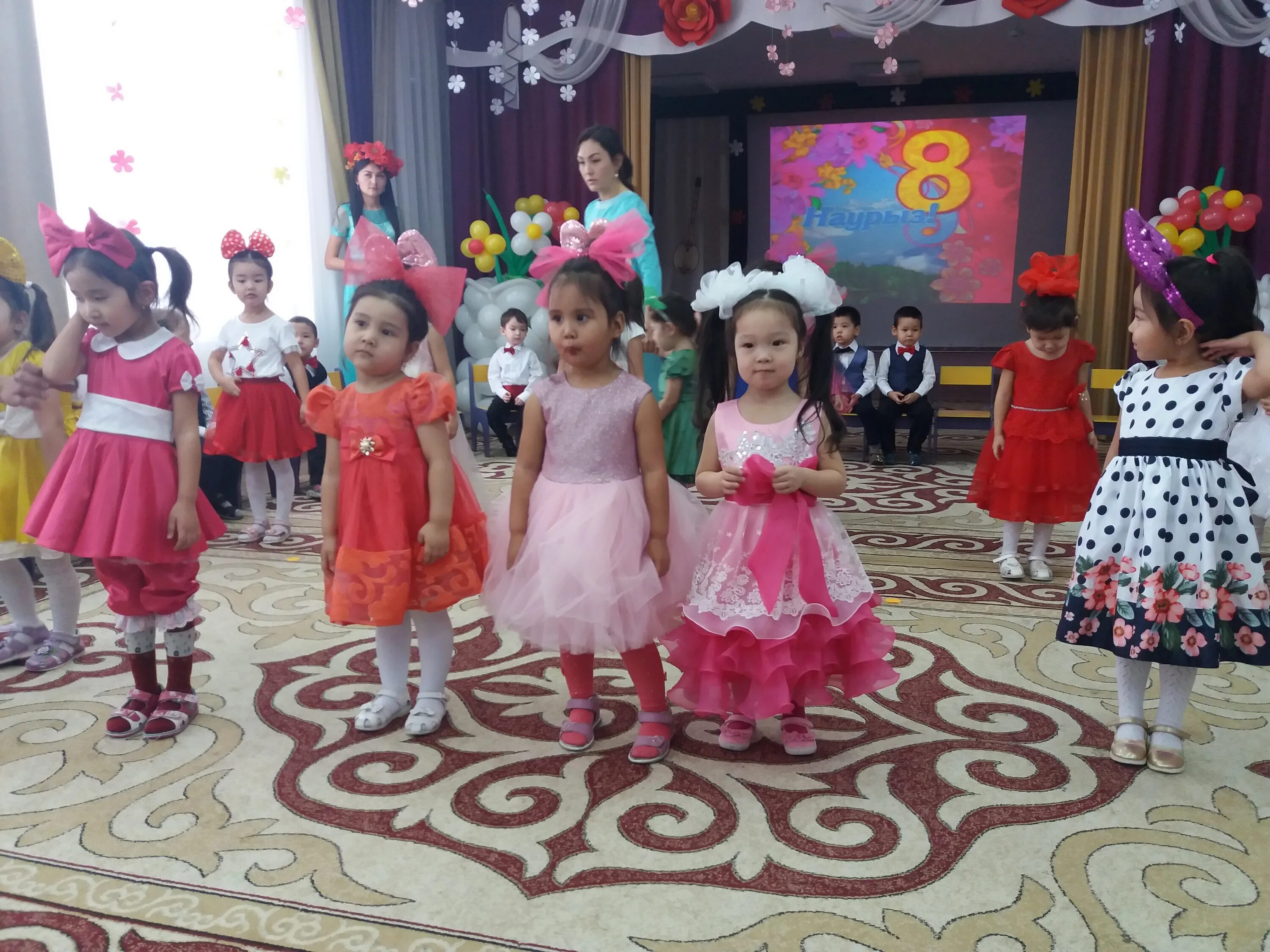 Сахна для детского сада. 8 наурыз оформление. 8 наурыз сценарий балабақша. 8 наурыз картинки. 8 наурыз мерекесіне арналған ертеңгіліктер балабақшада.