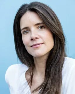 Көлікте киімін киген әйелдің суреті