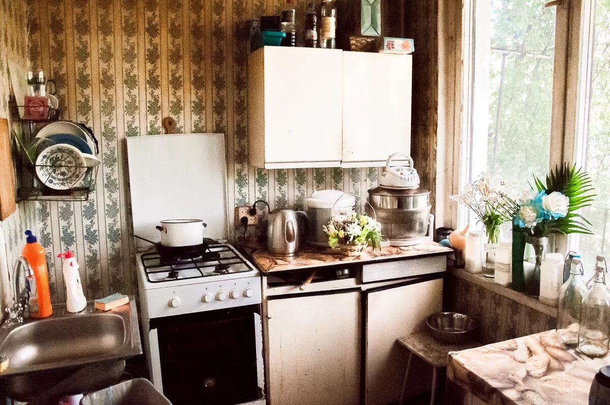 Белорусские кухни из массива. Авито старый кухни. Мебель для кухни бу. Кухонный буфет 50х годов. Авито старый кухни.