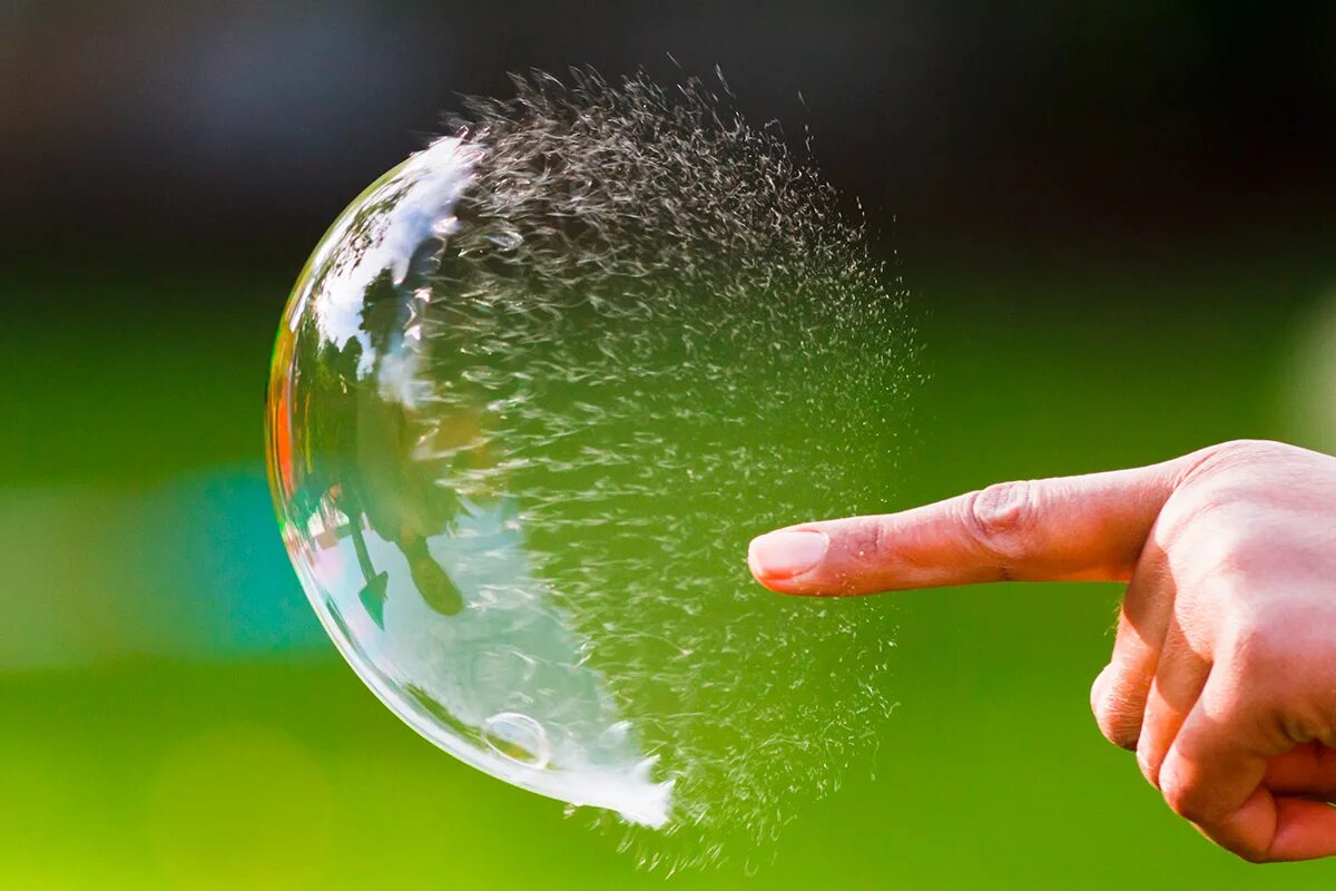 Мыльные пузыри. Мыльный пузырь лопается. Лопание мыльного пузыря. Лопать мыльные пузыри.