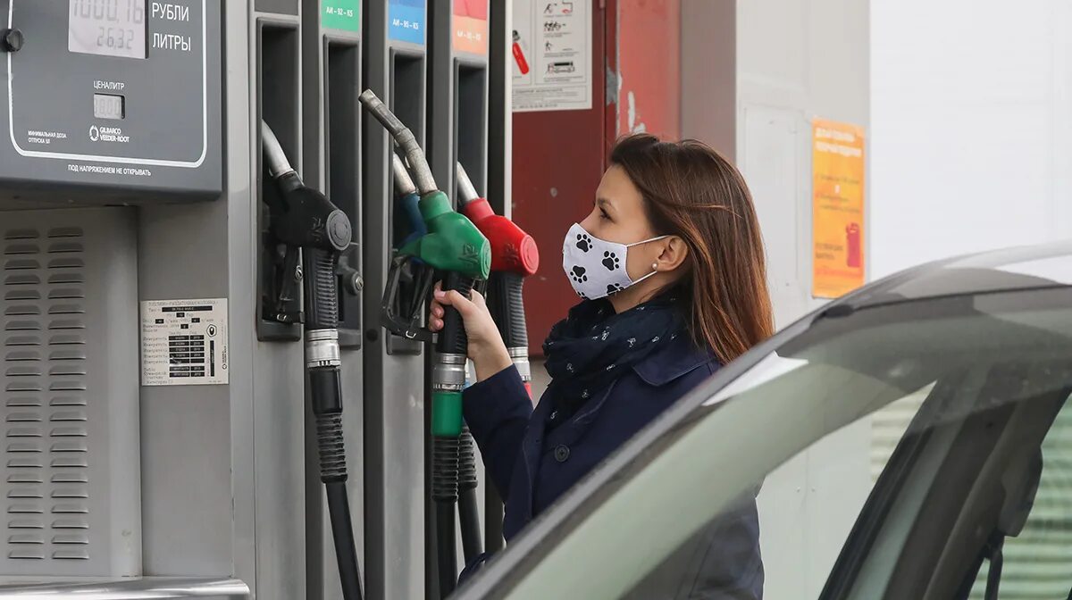 Бензин подорожал сегодня. Бензин ТАСС. Дорогой бензин. Бензин в России. Топливо на российских АЗС продолжает дорожать.