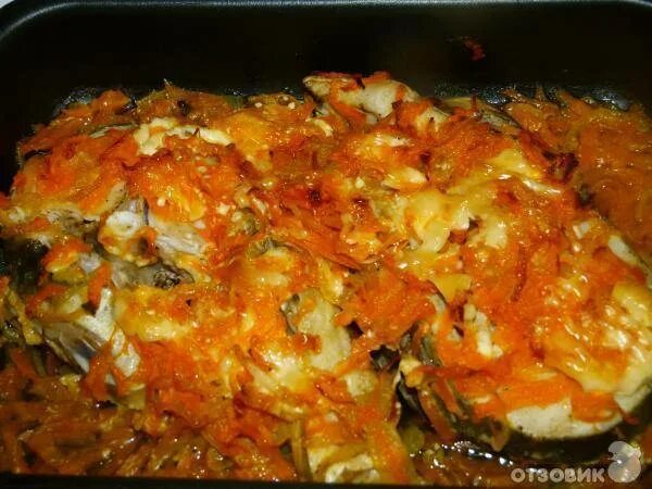 Кета в духовке с морковью. Треска с луком и морковью в духовке. тушеная треска в духовке с луком и морковью. форель в духовке с морковью и луком. рыба в духовке с морковью и луком с майонезом.