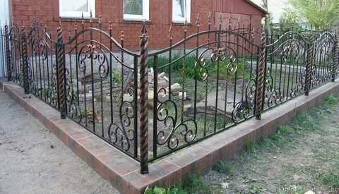Палисадник перед домом металлические