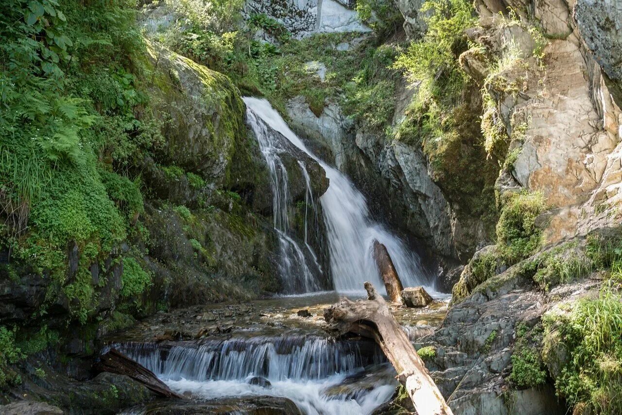 Водопады ая. Киште водопад горный Алтай. Водопад Корбу на Телецком озере. Водопад Бельтертуюк. Черемшанский водопад горный Алтай.