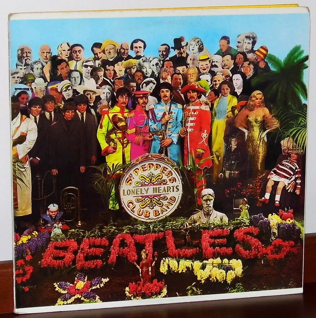 The lonely hearts club. Sgt pepper s lonely hearts club band. The lonely hearts club. Обложка битлз сержант пеппер. Sgt pepper's lonely hearts club band обложка.