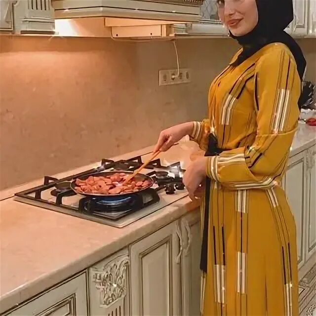 Пема эльбердова. Пема эльбердова. Баба хиджаба лысая. Зарема пема и чеченская семья. Пема шерпа.