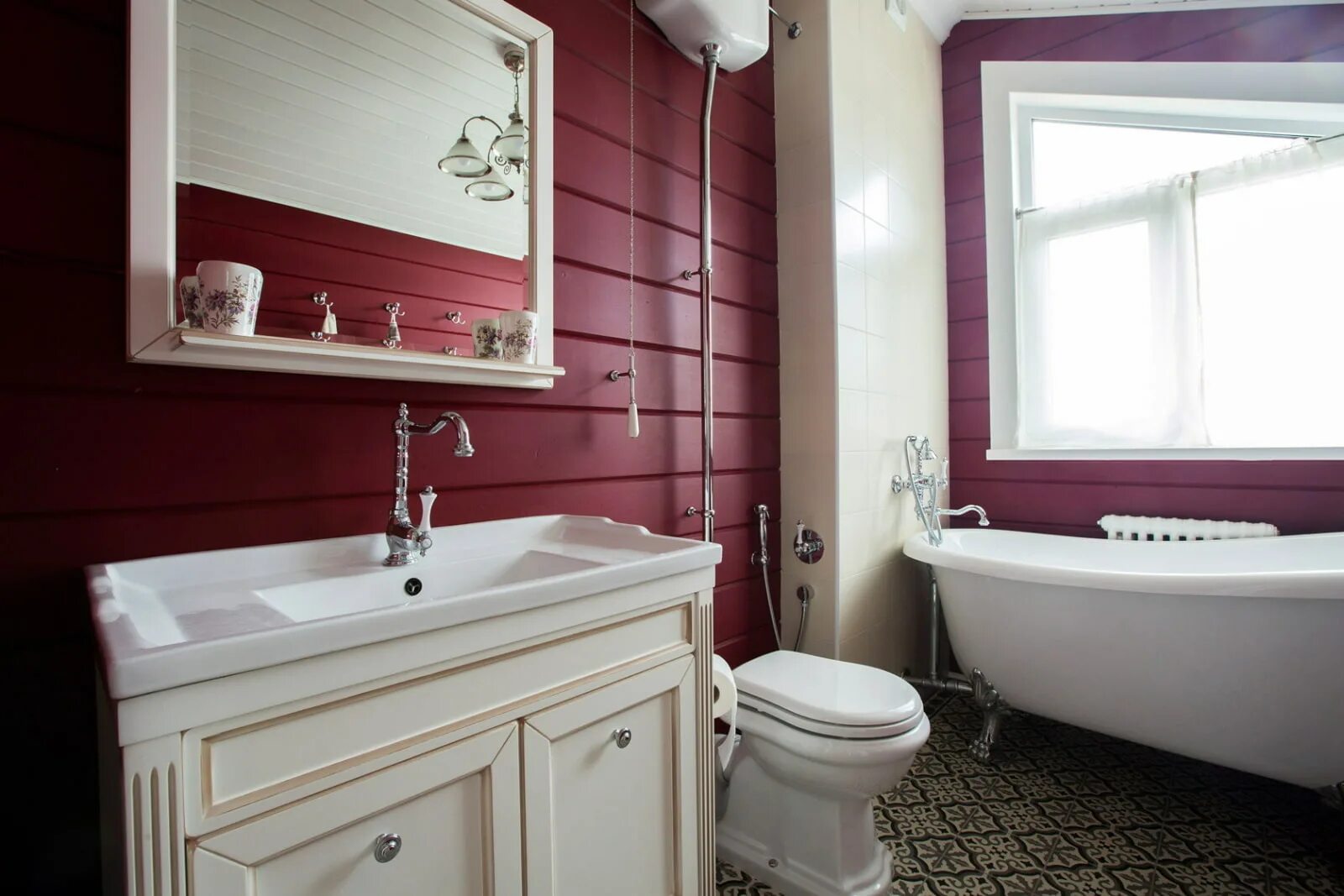 Ванная в бордовом цвете. Ванная в доме. Интерьер ванной комнаты. Бордовые стены в ванной. Изготовление ванных комнат