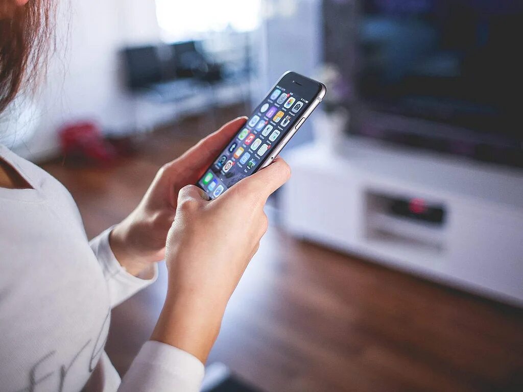 осмотр телефона. пропуск с контролем. полицейский с телефоном. муж в телефоне. полицейский проверяет документы.