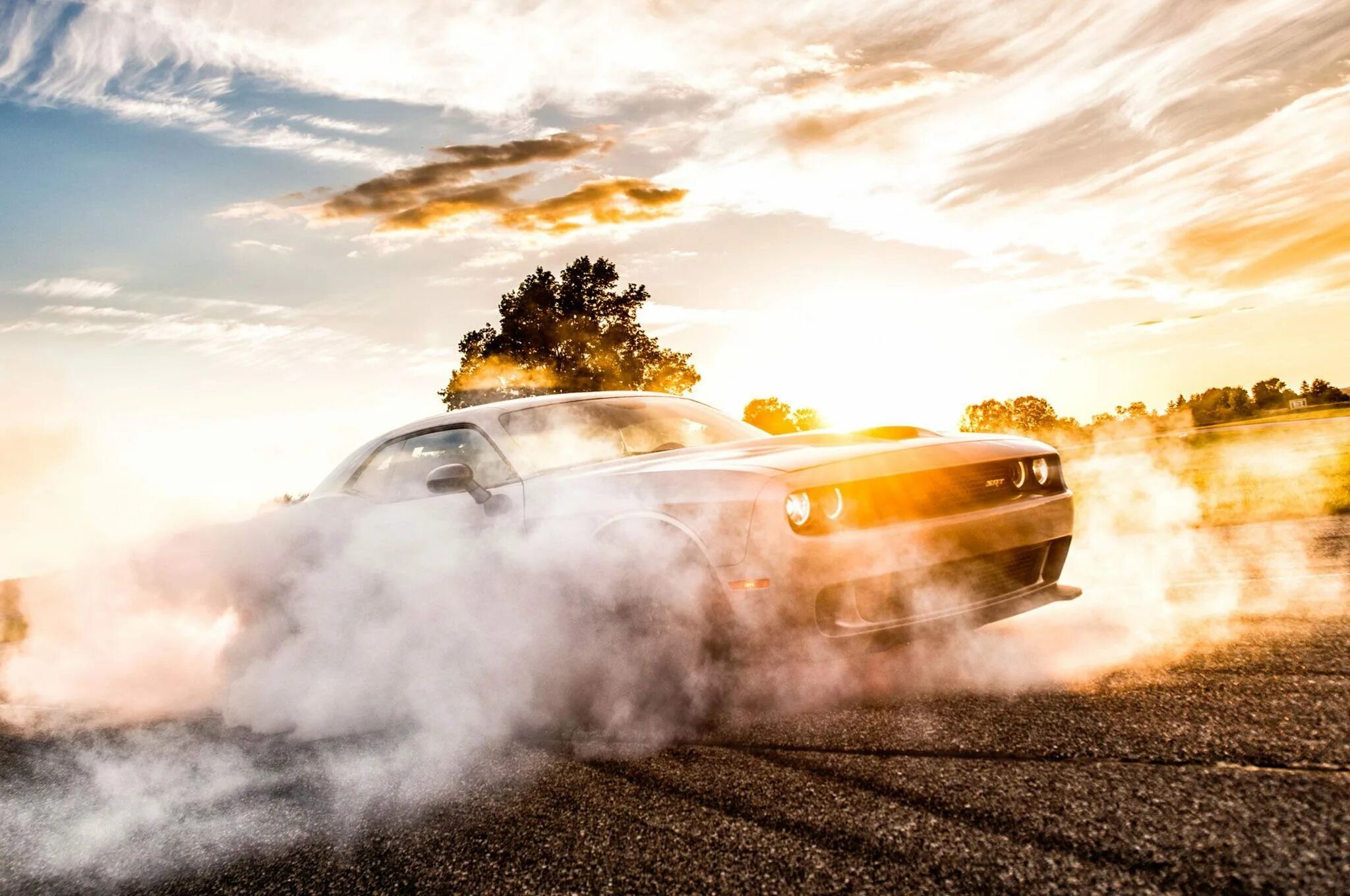 Мощь машины. Dodge Challenger бернаут. Dodge Challenger Burnout. Додж Чарджер бернаут. Додж Челленджер дрифт.