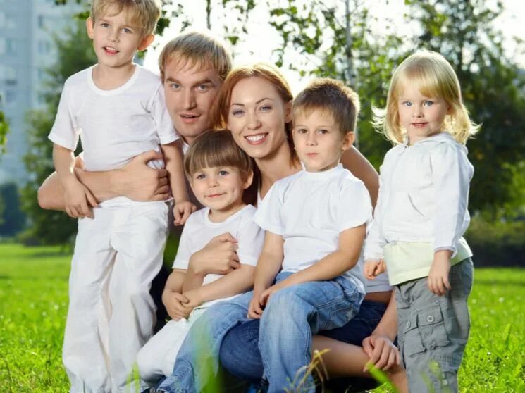 Многодетная семья купить в. Многодетная семья. Семья с 3 детьми. Многодетная семья в России. Фотографии многодетной семьи.