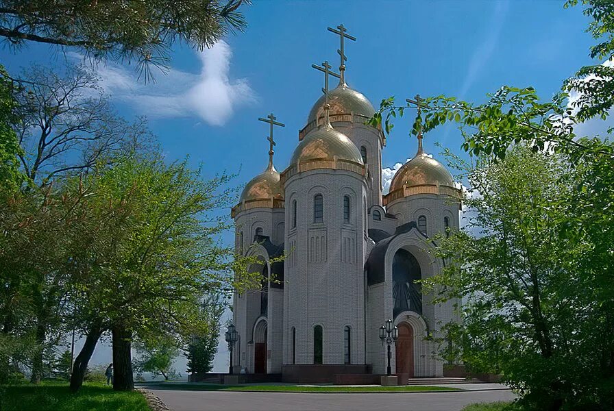 Храм всех святых на мамаевом. Храм на мамаевом кургане волгоград. мамаев курган храм всех святых волгоград. мамаев курган и храм на кургане всех святых. всехсвятский храм на мамаевом кургане.