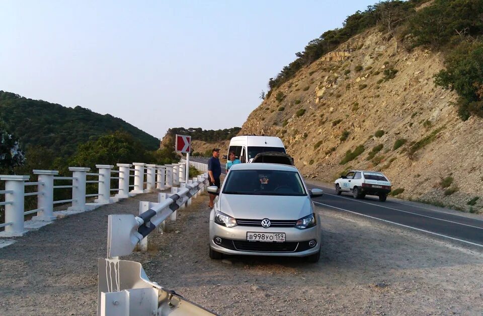 Дорога у моря. Машина возле моря. На машине к морю. Фото крыма из машины. Путешествие на черное море на машине.