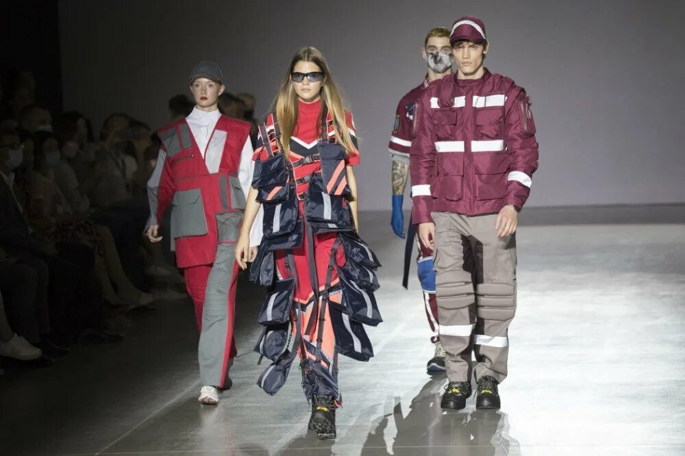 Показ мод рабочей одежды. Рабочая одежда. Энгельберт страус одежда. Мода на рабочую одежду. Комбинезон рабочий.