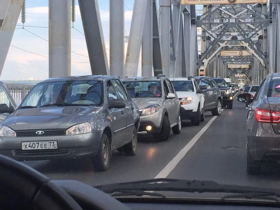 Где сейчас пробки. Пробка на императорском мосту в Ульяновске сейчас. Мост Императорский Ульяновск сейчас. Пробка на мосту Ульяновск. Затор на мосту.