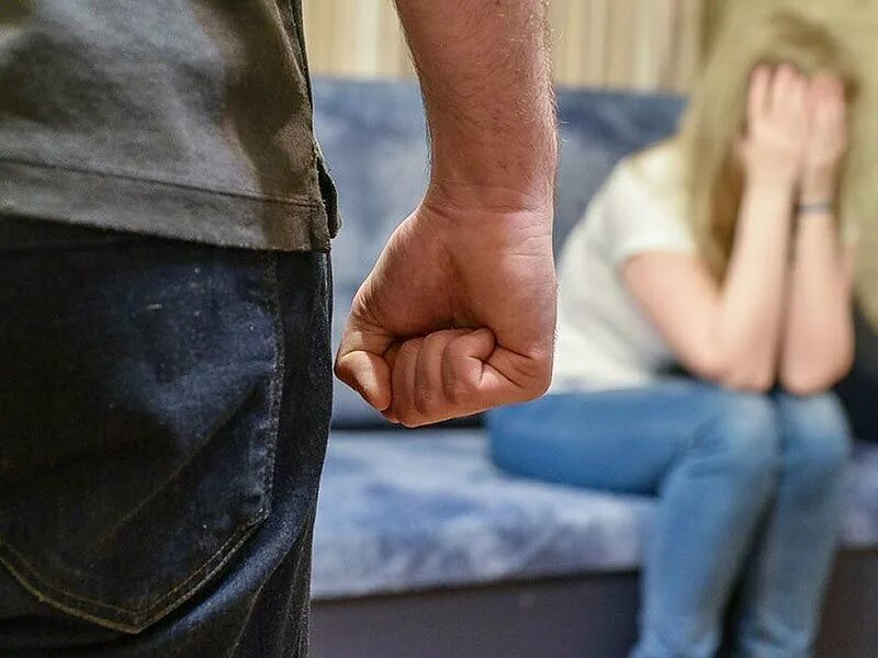 Подросток плачет. Половые отношения в детском доме. Семейно бытовое насилие. Насилие над несовершеннолетними. Насильник несовершеннолетний.