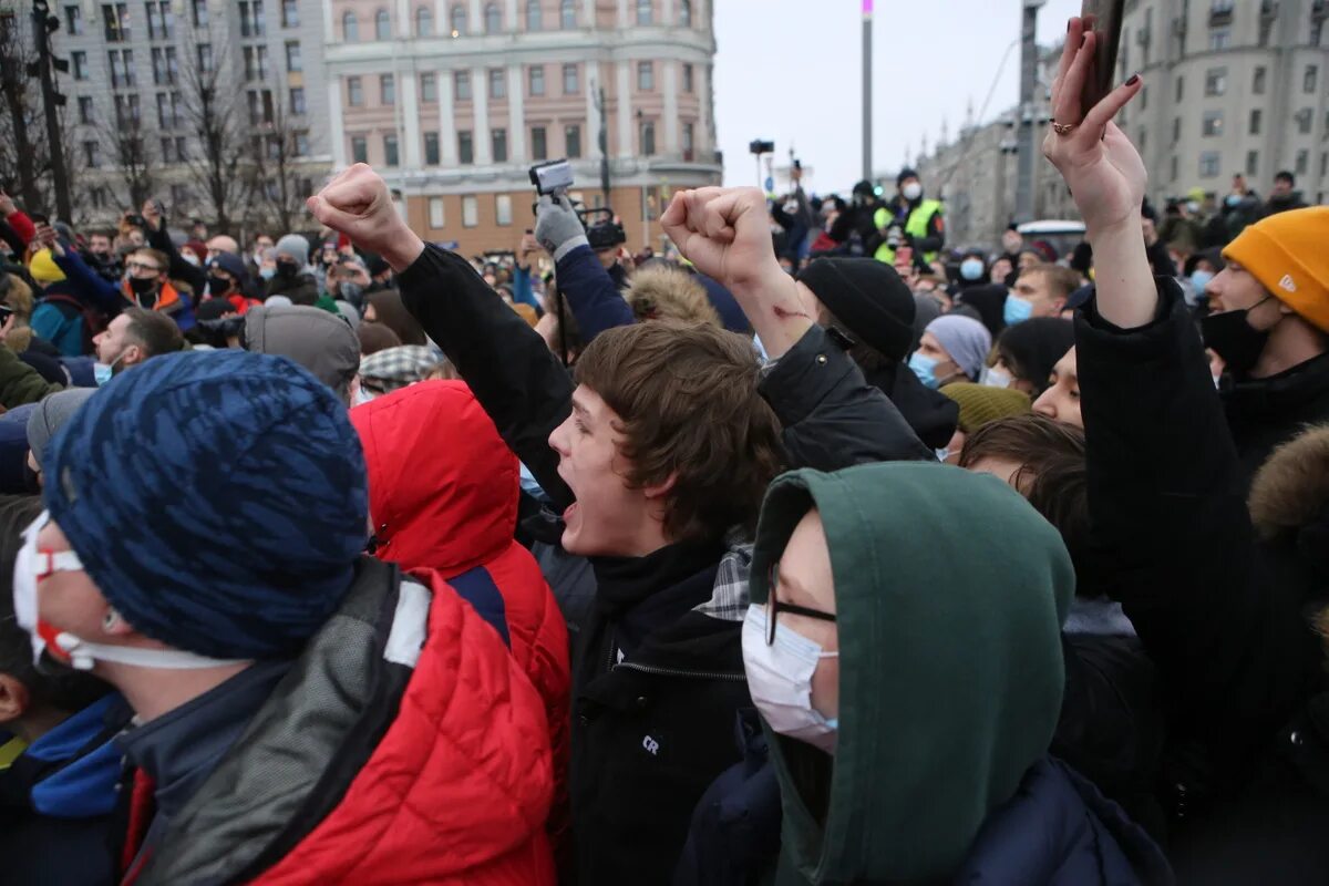 Молодежь на митинге. Протесты молодежи. Участие в митингах. Протестные настроения в России. Понятие митинг