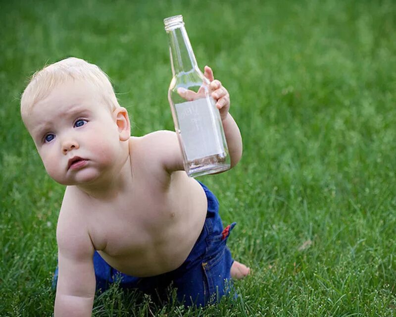 Ребенок пьяница. Бутылка для детей. Ребенок с пивом. Бутылки маленькие для детей.