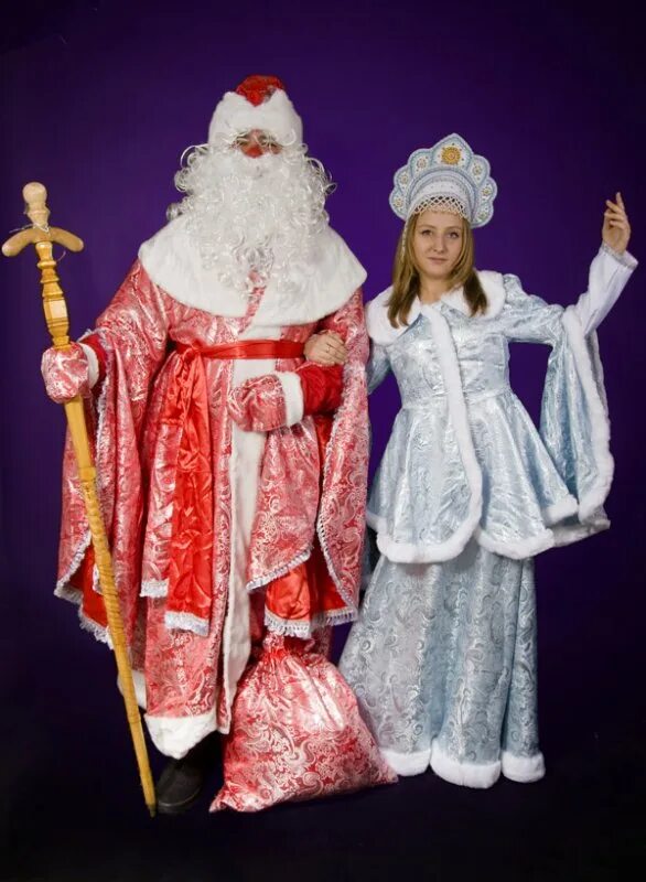 Костюмы костюм новогодний дед мороз. Костюм Деда Мороза и Снегурочки. Костюм Деда Мороза и снегурки. Дед Мороз и Снегурочка костюмы. Современный костюм Деда Мороза и Снегурочки.