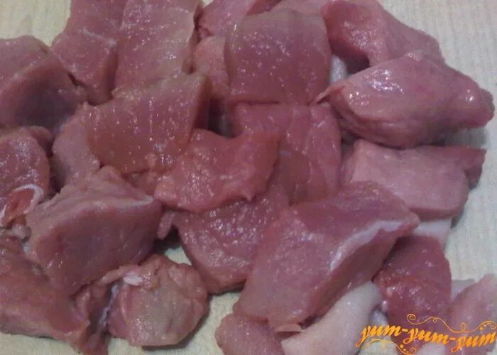 Гуляш нарезка. Нарезка мяса на гуляш. Нарезка мяса на гуляш. Говядина нарезанная кубиками. Как режут гуляш.