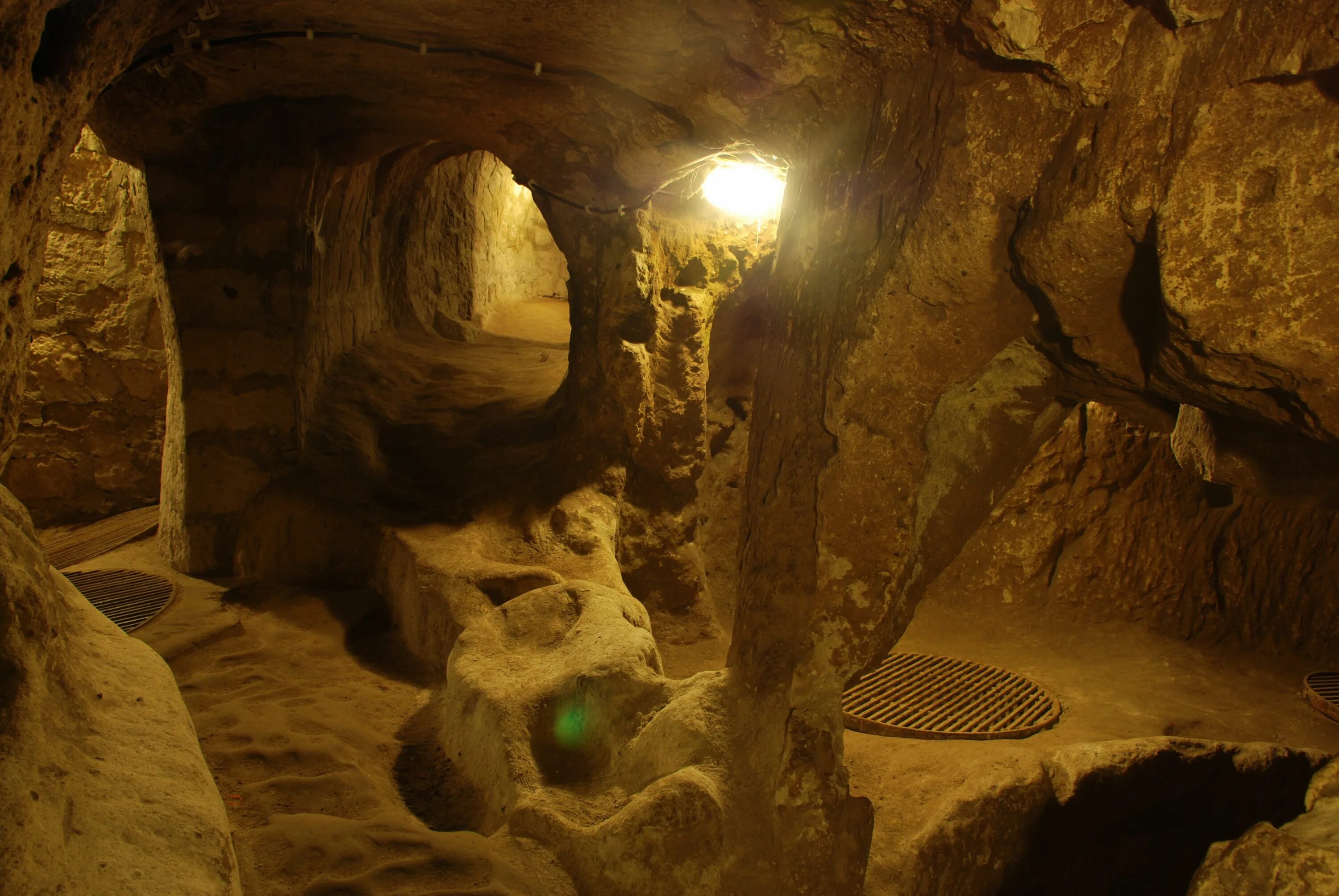 Ancient cave. Деринкую подземный город. Деринкую Каппадокия. Каппадокия подземный город. Подземный город Деринкую Турция.
