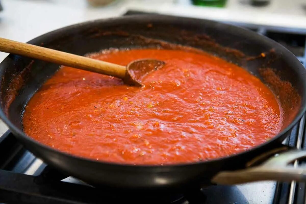 Томатный соус на сковороде. Соус с томатом в сотейнике. Соус красный основной. Пассерованное томатное пюре. Овощи с томатной пастой на сковороде