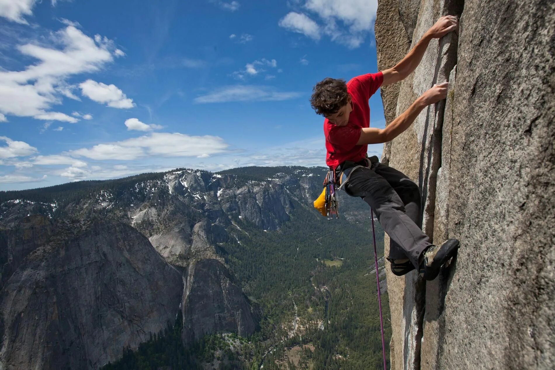 Climb up high. Альпинист Алекс Хоннольд. Алекс Хоннольд лазание. Алекс Хоннольд фотосессия. Скалолаз.