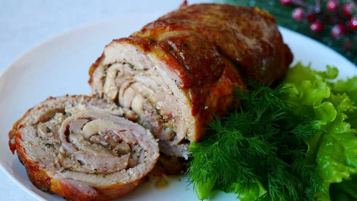 Мясные рулеты разные. Рулет из свинины. праздничный мясной рулет. мясные рулеты на праздничный стол. рулет свиной на праздничный стол.