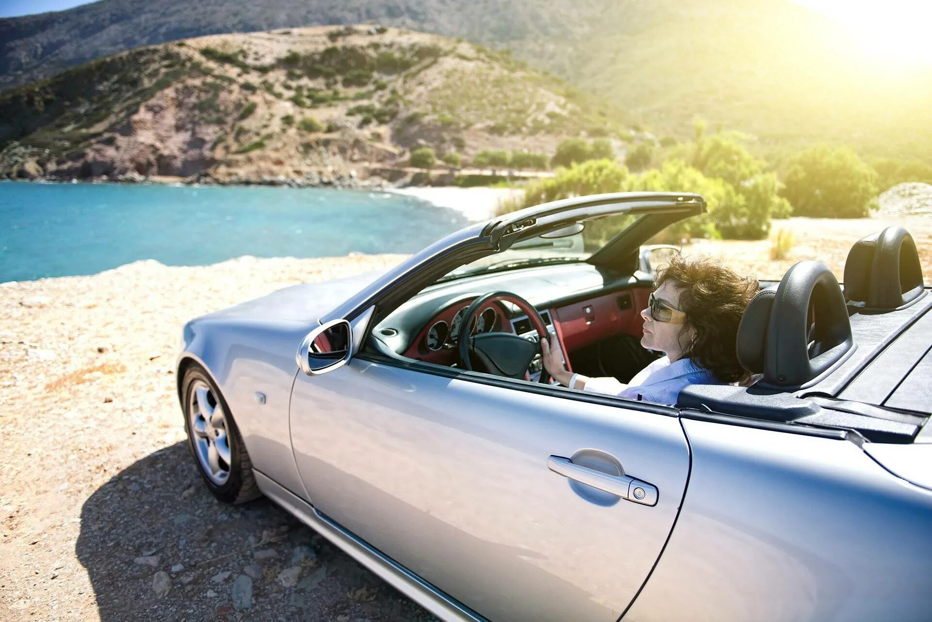 Машина в полете. Машина едет на воздухе. Путешествие на кабриолете. Машина в воздухе. Машина на скорости.