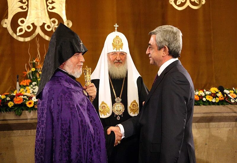 патриарх армянской церкви 9. католикос-патриарх антоний ii. молящиеся в армянской церкви. гарегин католикос. титул патриарха армянской.