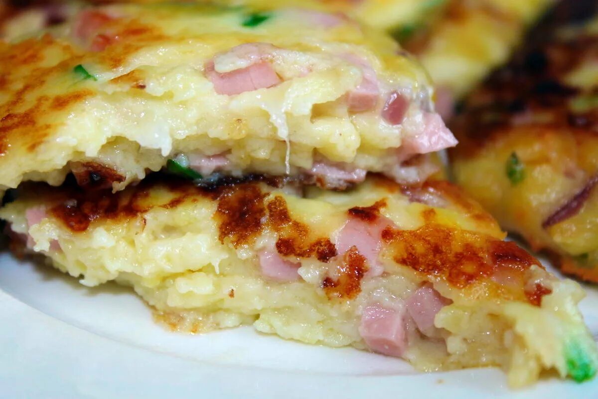 Лепешка с сыром и колбасой на сковороде. Сырные лепешки с колбасой. Лепешка с сыром и колбасой на сковороде. Лепёшки с сыром на сковороде. Лепешки с колбасой и сыром.