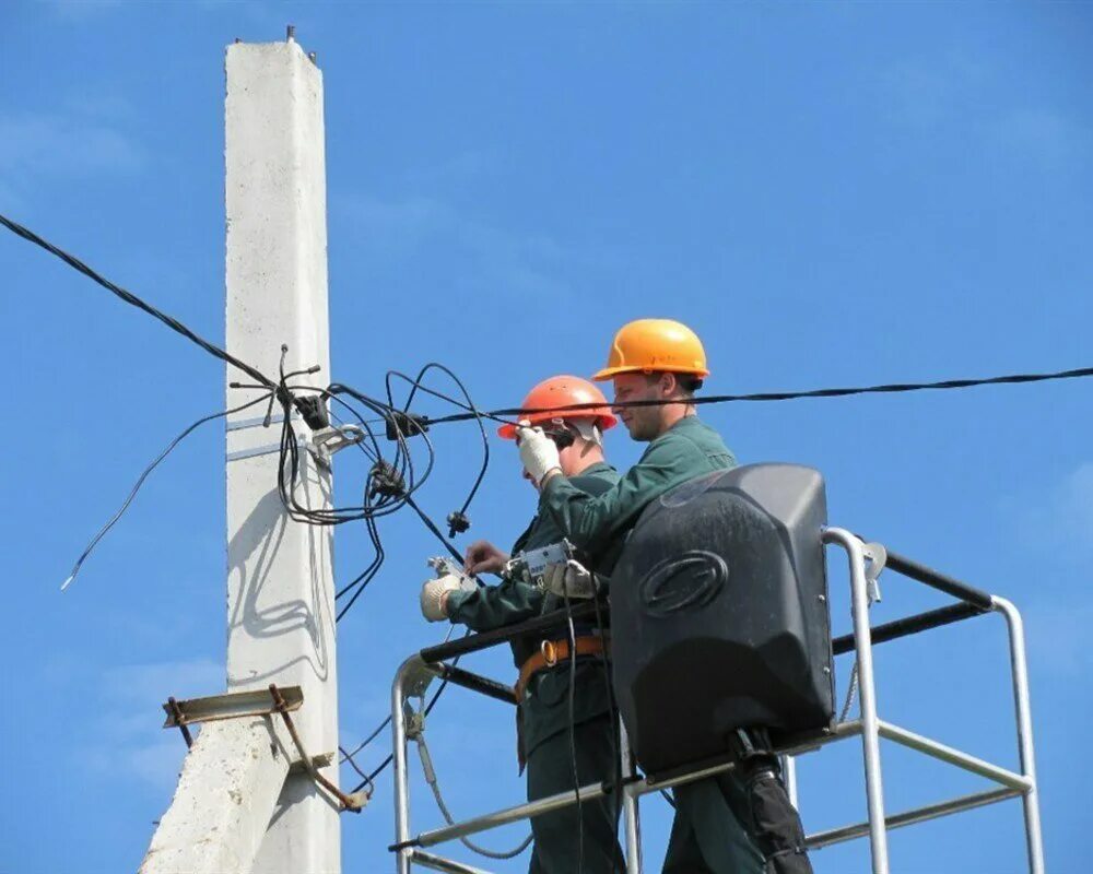 Сип работа. Схема подключения кабеля сип 4х16. Электромонтер-линейщик вл 10кв. Электромонтер на опоре. Сип работа.