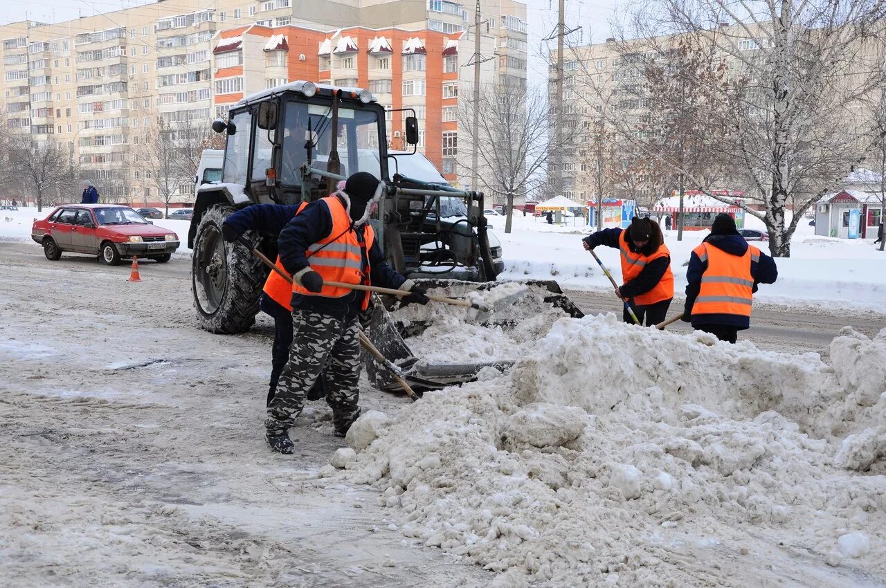 Уборка зимнего. Уборка снега. уборка территории от снега. уборка снега спецтехникой. уборка снега зимой.