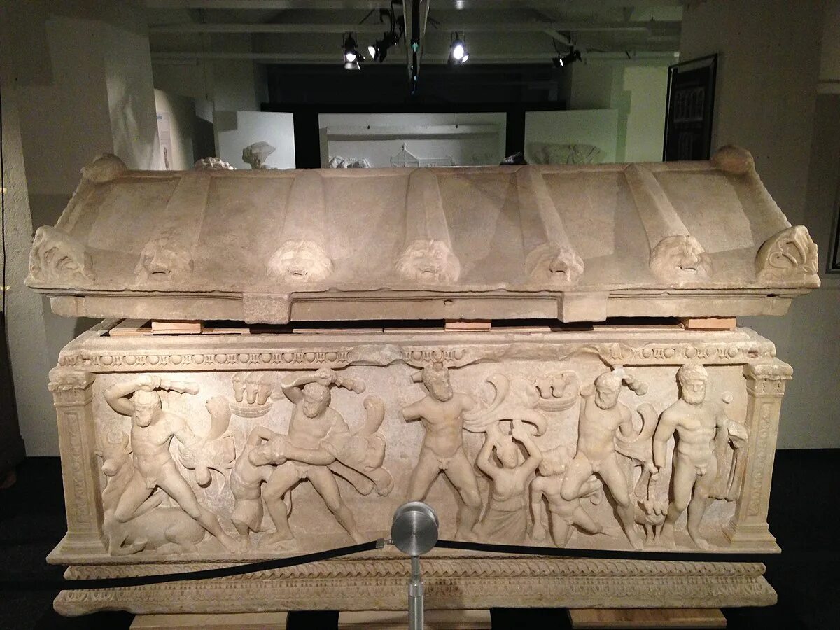 Сидонский саркофаг александра македонского. Македонского в музее стамбула. Саркофаги в каирском музее. Пирамида тутанхамона в египте. Как называется саркофаг.