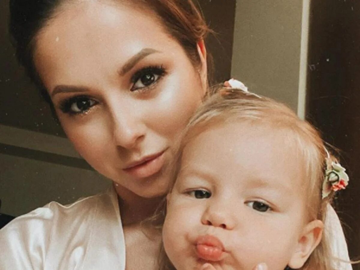 Певица максим с дочками 2020. Владимир шурочкин и нюша. Дочь певицы славы александра. Нюша певица фото. Владимир шурочкин и нюша владимир шурочкин и нюша.