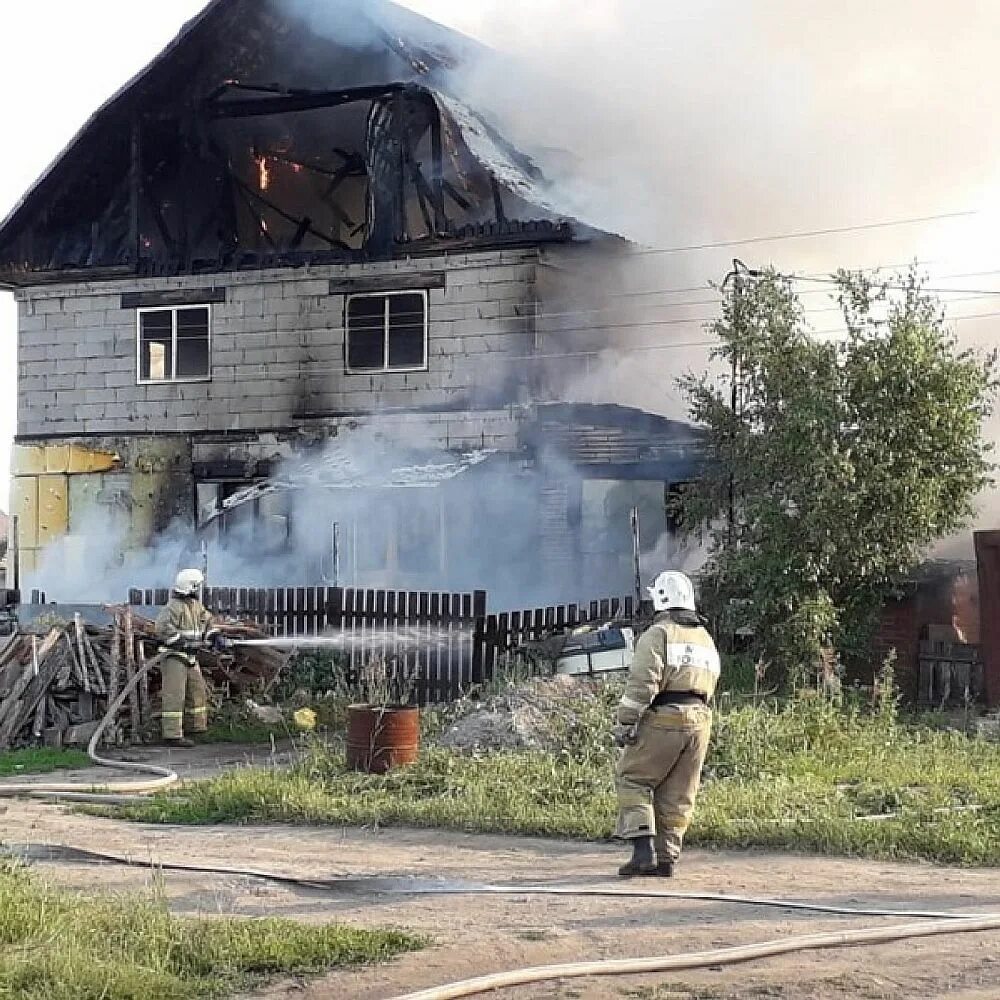 На какой улице горит дом. Сгоревшая двухэтажка. Сгоревший двухэтажный дом. Сгорел дом в двухэтажный в Моршанске. Сгорел дом двухэтажный в Москаленском районе.