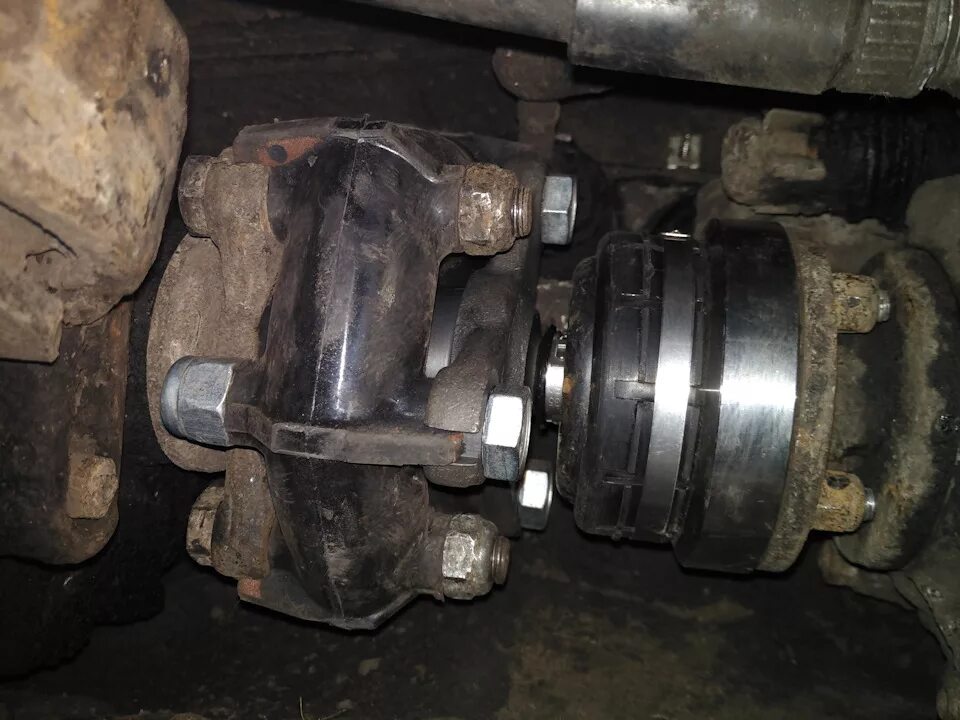 Эластичная муфта нива 2121 раздатки и коробки. Пром вал 21214. Эластичная муфта нива 2121. Как поменять промвал на ниве. Пром вал раздатки нива 2121.