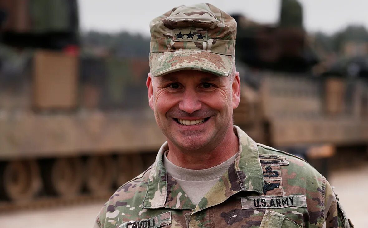 Генерал-лейтенант кристофер каволи. Командующий армией нидерландов. Жанин хеннис-пласшерт. Командующий армией нидерландов. Вооруженные силы голландии.