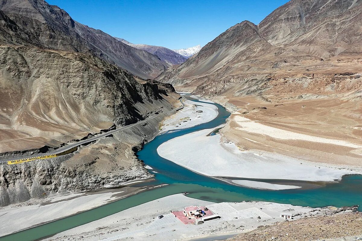Реки берущие начало в гималаях. Пакистан река инд. Река инд в Индии. Долина реки инд Пакистан. Древняя Индия река инд.