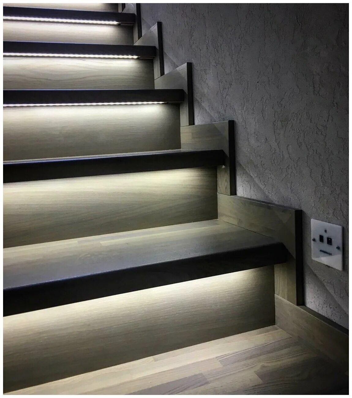 Подсветка для лестницы с датчиком. Smartlum подсветка лестницы. Подсветка лестницы Kanlux Sabik led PIR B-NW 29858. Подсветка ступеней лестницы LEDRON MJ-4001bl. Integrator it-007 BL Aura светильник светодиодный чёрный для подсветки лестницы.