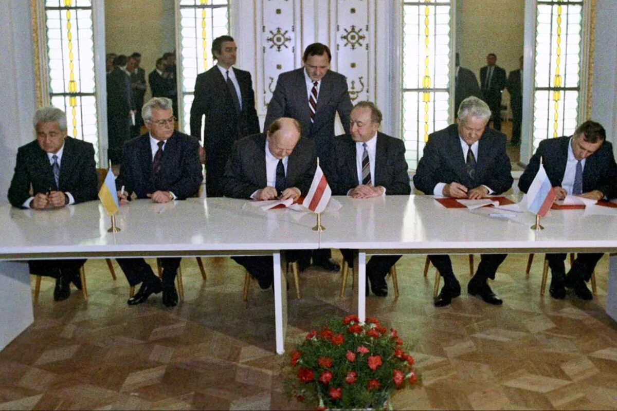 4 декабря 1991. Беловежская пуща Вискули 1991. 8 Декабря 1991 г. в Беловежской пуще. Беловежская пуща Ельцин Кравчук и Шушкевич. Беловежская пуща Вискули Белоруссия.