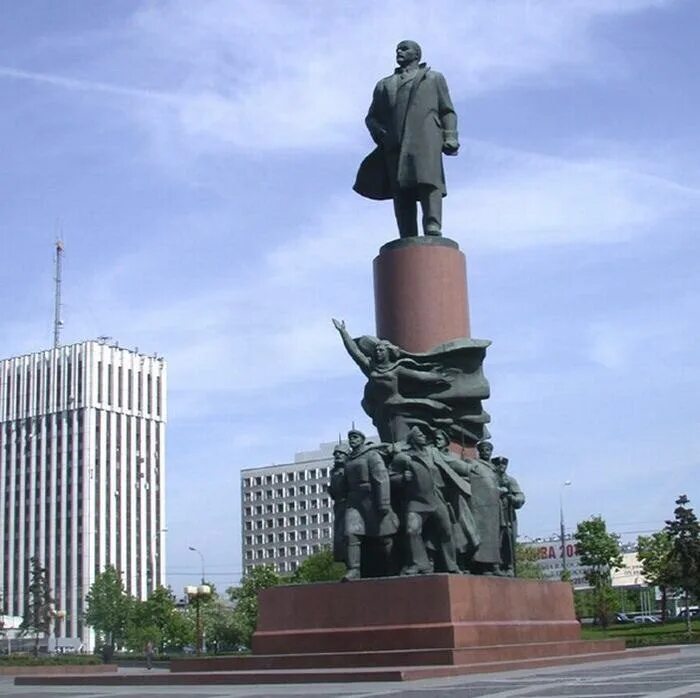 Памятник Ленину на Калужской площади в Москве. Памятник Владимиру Ленину на Калужской площади. Памятник Ленину на Октябрьской площади. Ленин на Калужской площади.