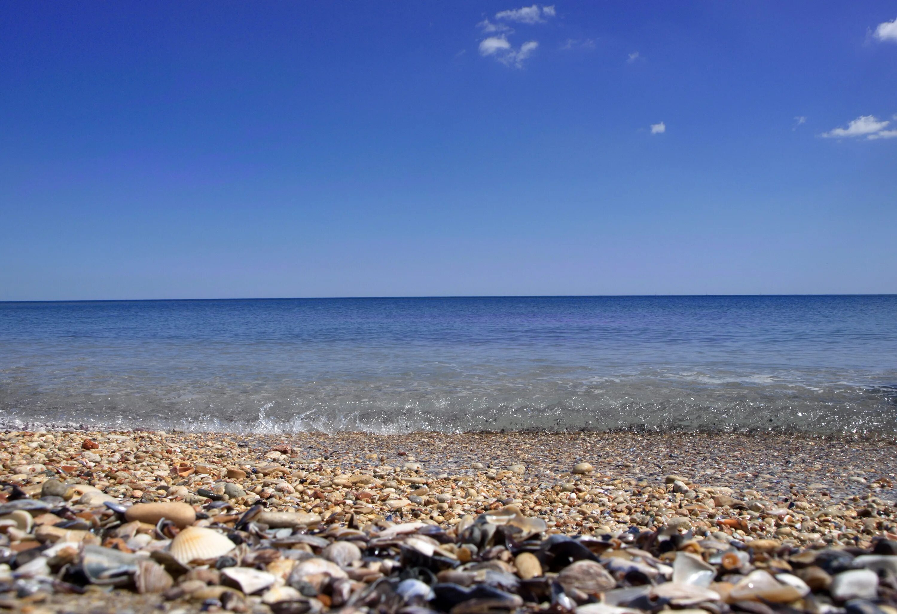 Пляжи черного моря для детей. Галечный пляж Лазаревское. Черное море галечный пляж. Витязево галечный пляж. Черное море галечный берег.
